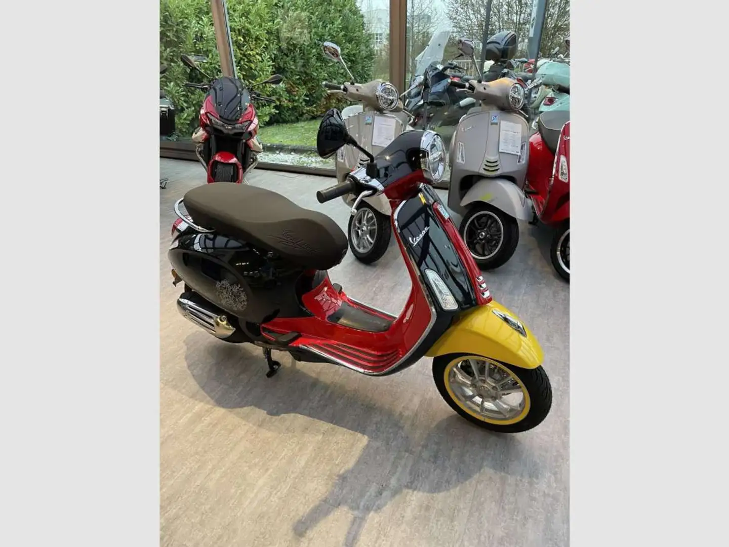 Vespa Primavera Edition Disney Mickey Mouse Fehér - 1