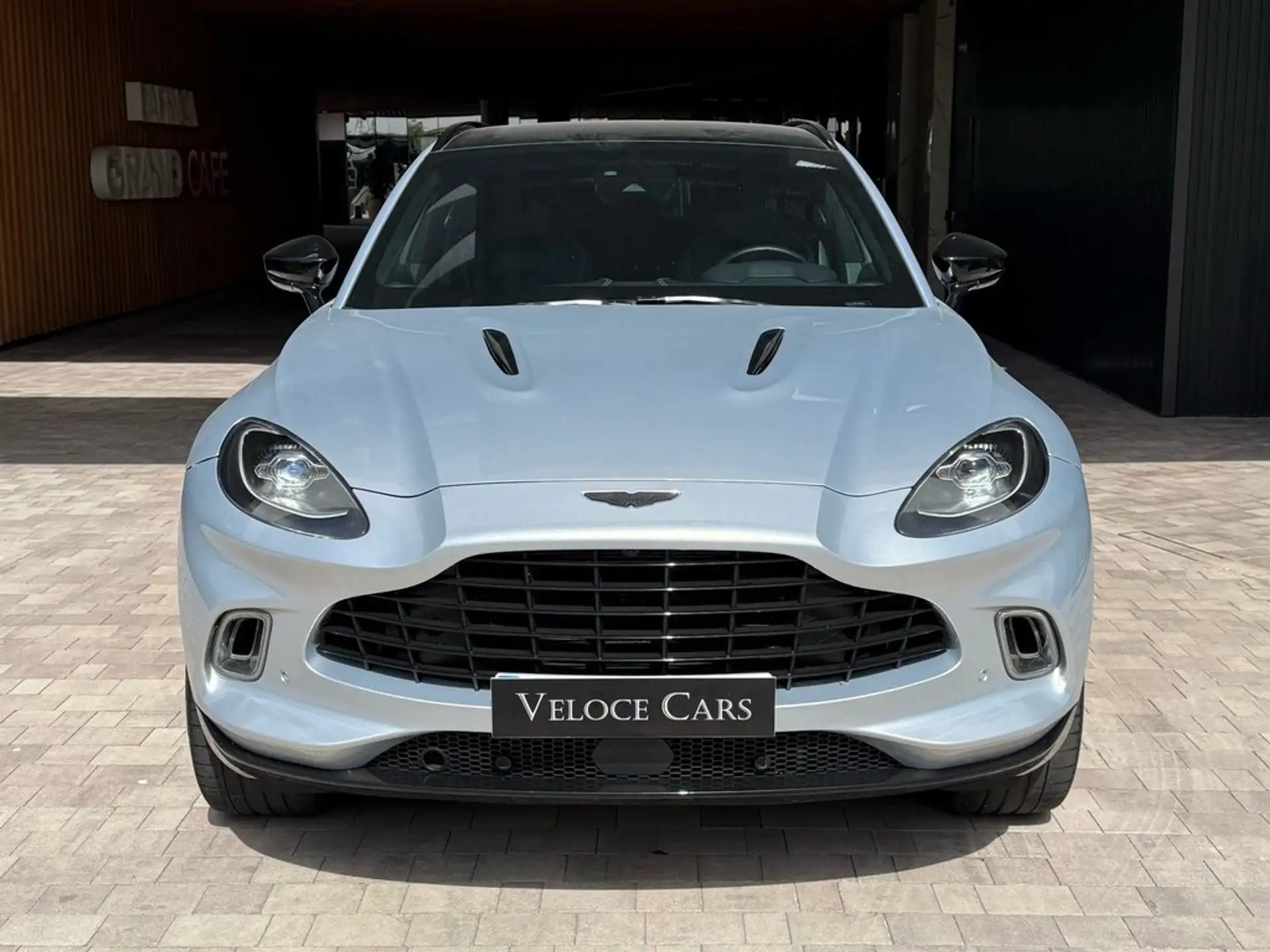 애스턴마틴 Aston Martin DBX 2023 화이트 사진 5
