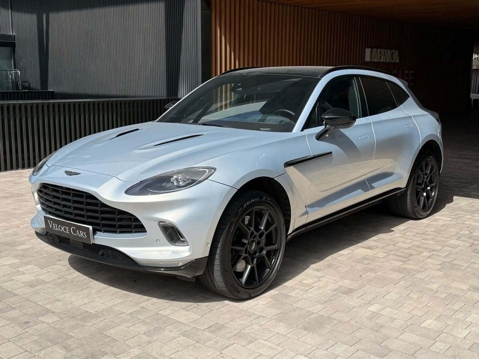 애스턴마틴 Aston Martin DBX 2023 화이트 사진 6