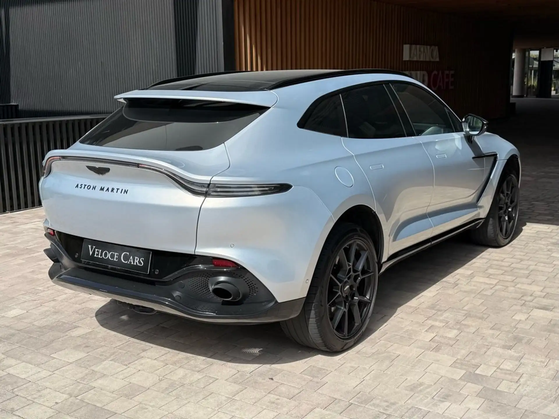 애스턴마틴 Aston Martin DBX 2023 화이트 사진 2