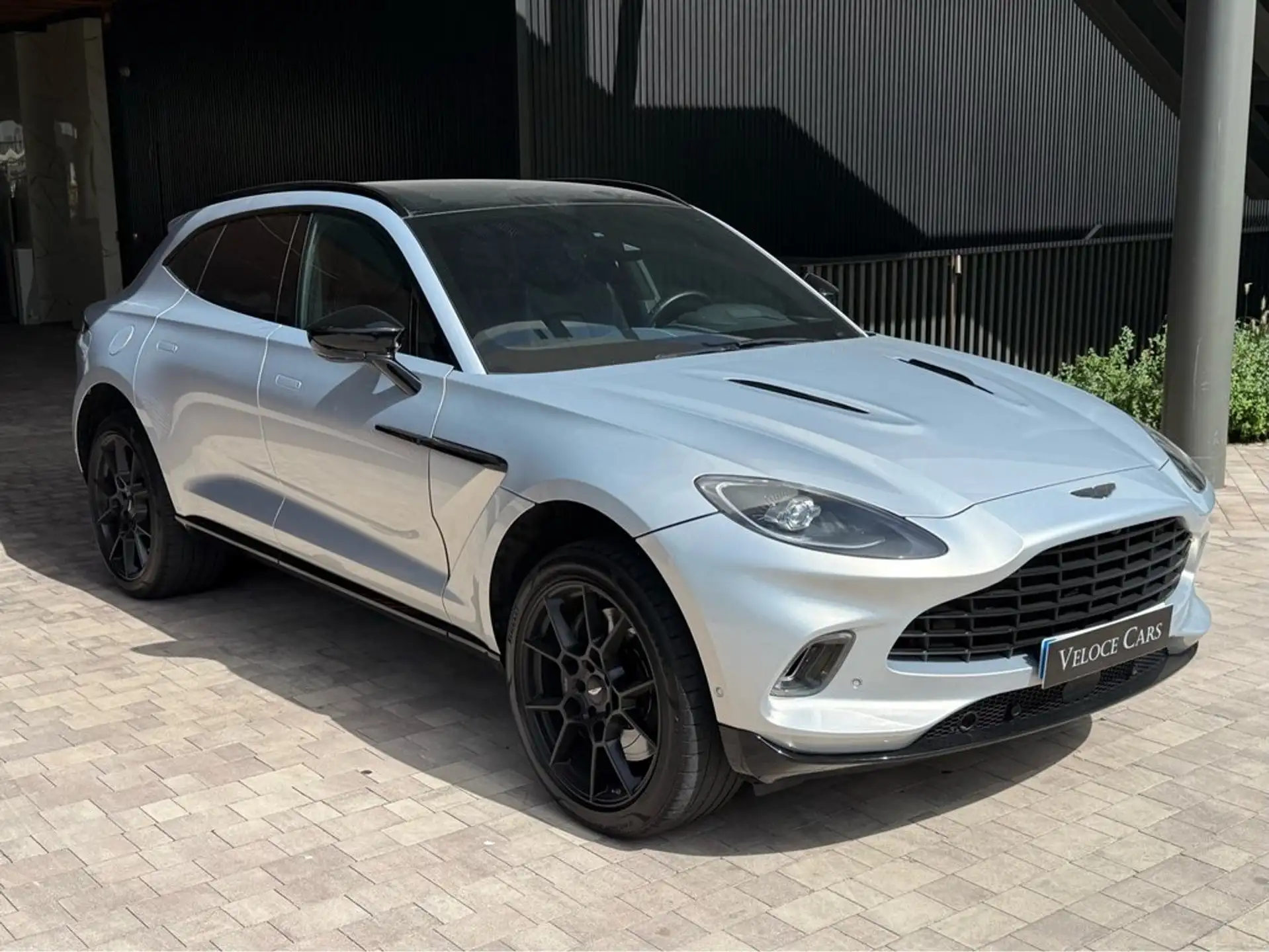애스턴마틴 Aston Martin DBX 2023 화이트 사진 3