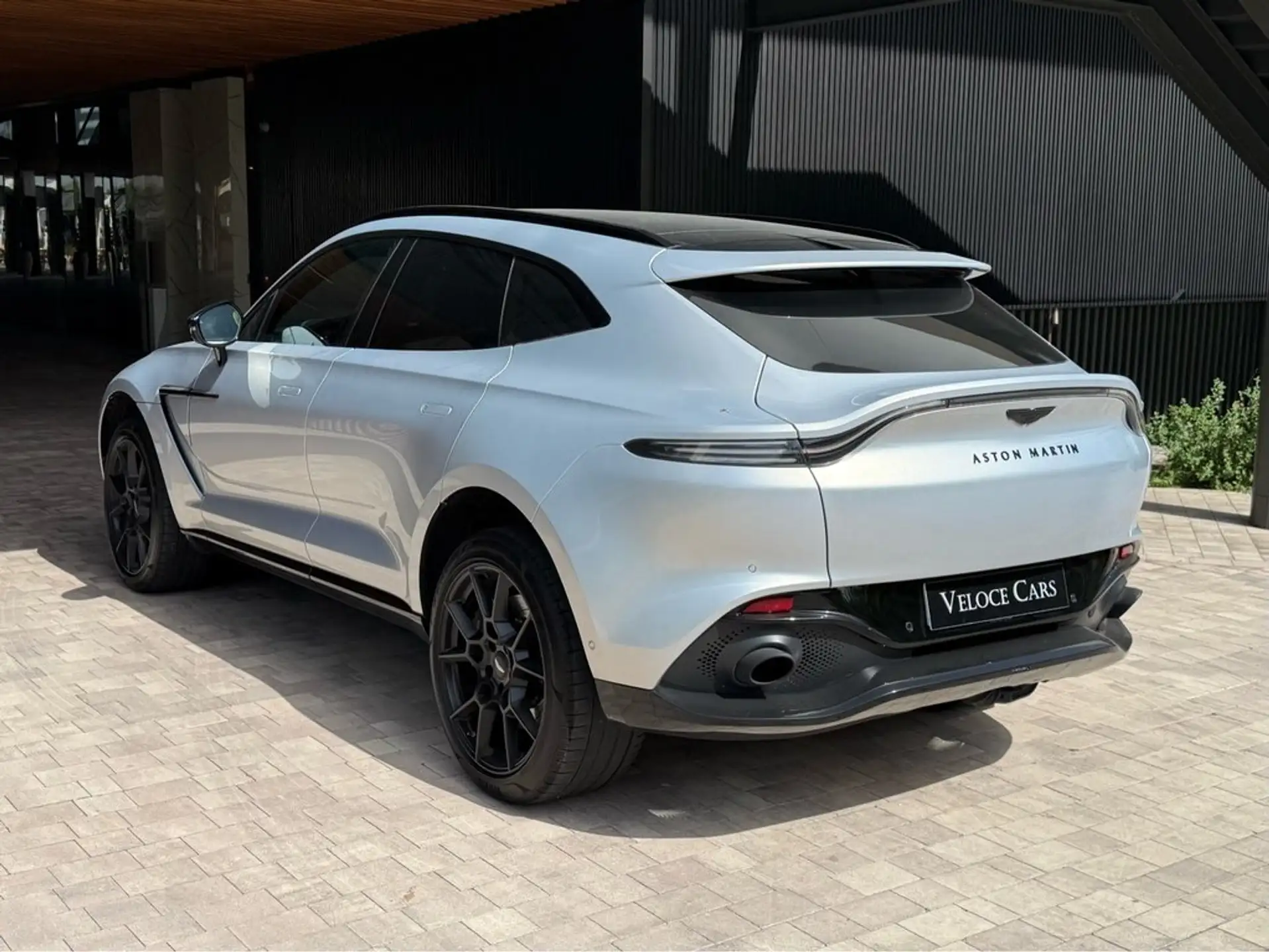 애스턴마틴 Aston Martin DBX 2023 화이트 사진 7