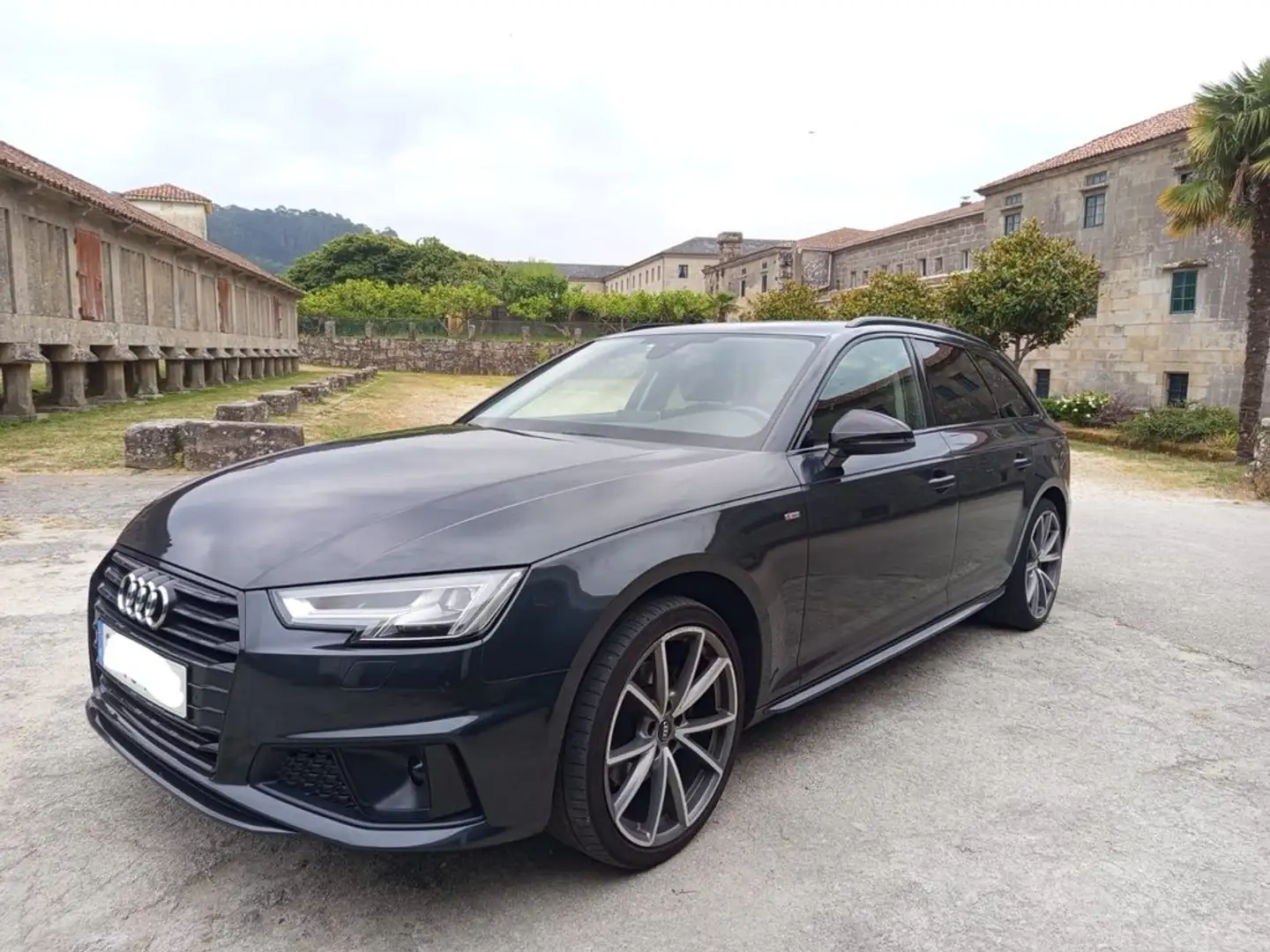 Audi A4 35 TFSI Black Edition - 1