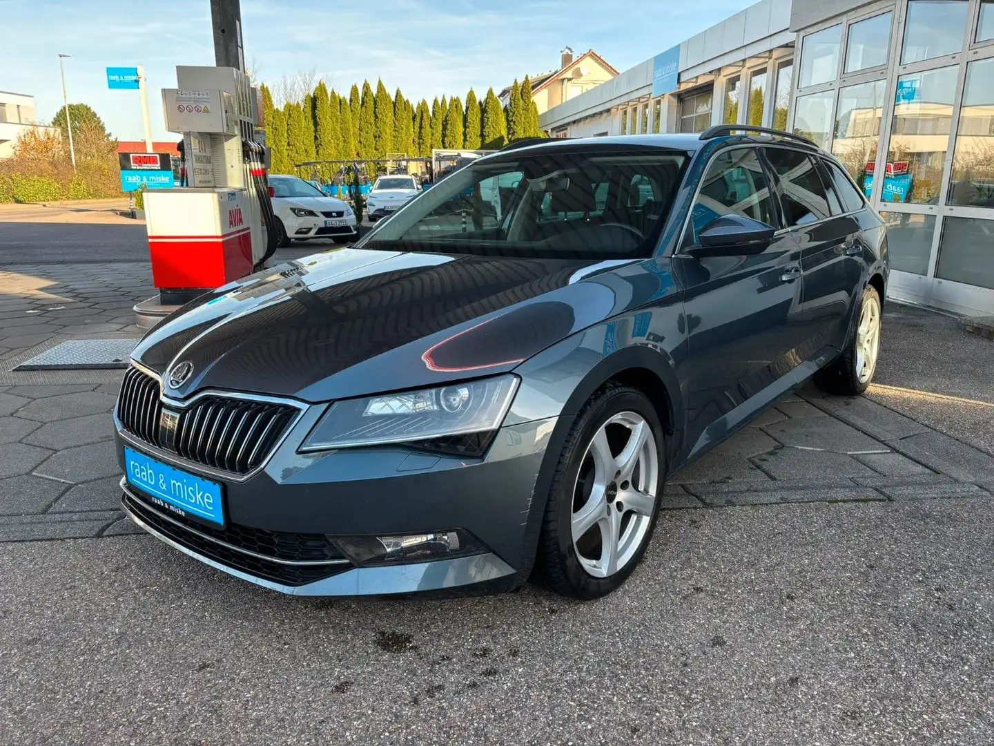 Skoda Superb Combi *AHK/SHZ/ACC/PDC* Grau - 2