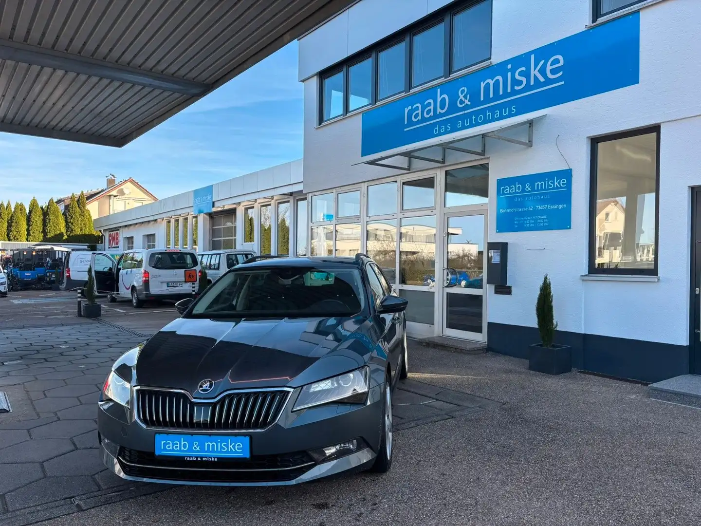 Skoda Superb Combi *AHK/SHZ/ACC/PDC* Grau - 1