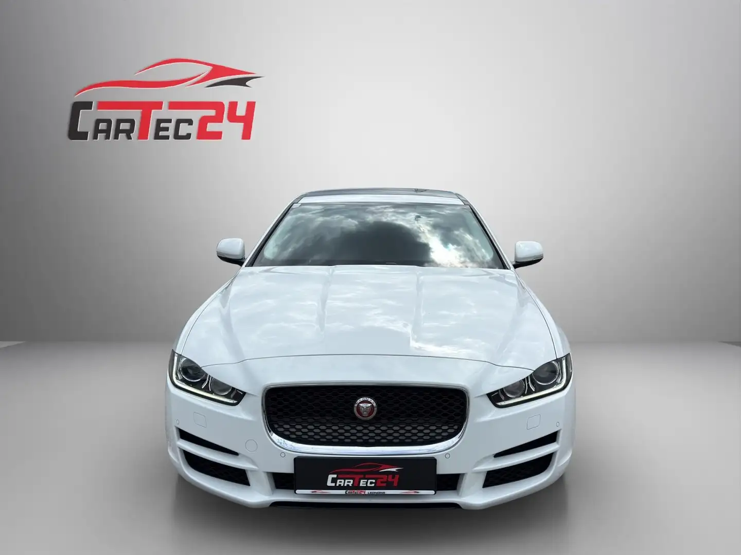 Jaguar XE 20d Pure Aut. *PANO, SHA, LHZ, SHZ, KEYLESS* Weiß - 2