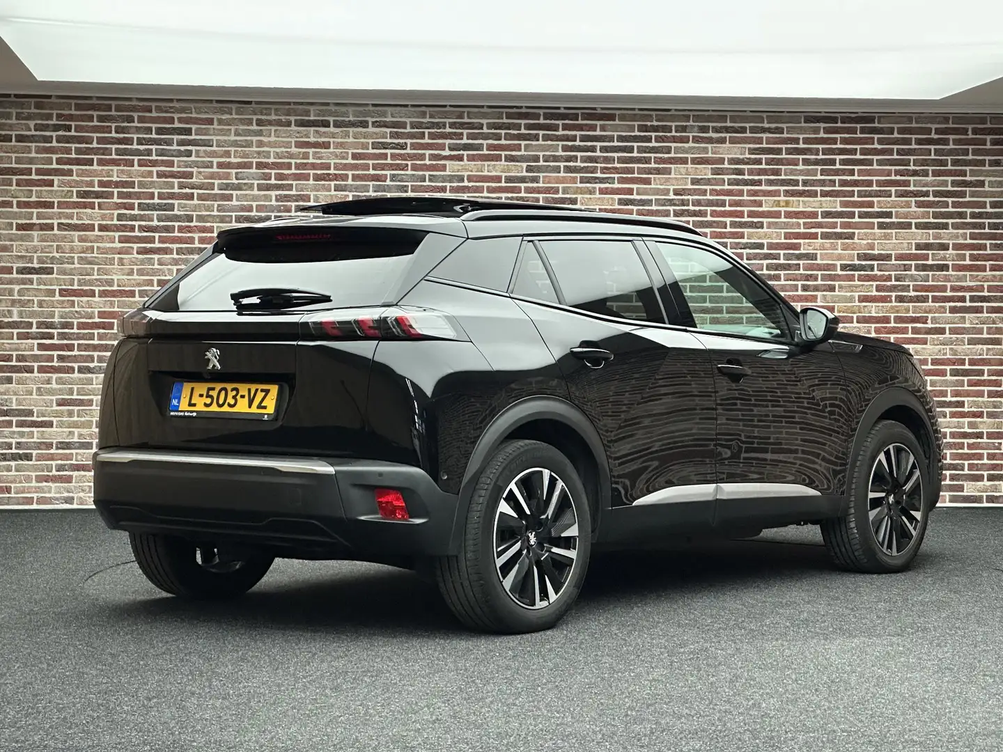 Peugeot e-2008 EV GT Pack 50 kWh | Dak| CarPlay| Camera| Schwarz - 2