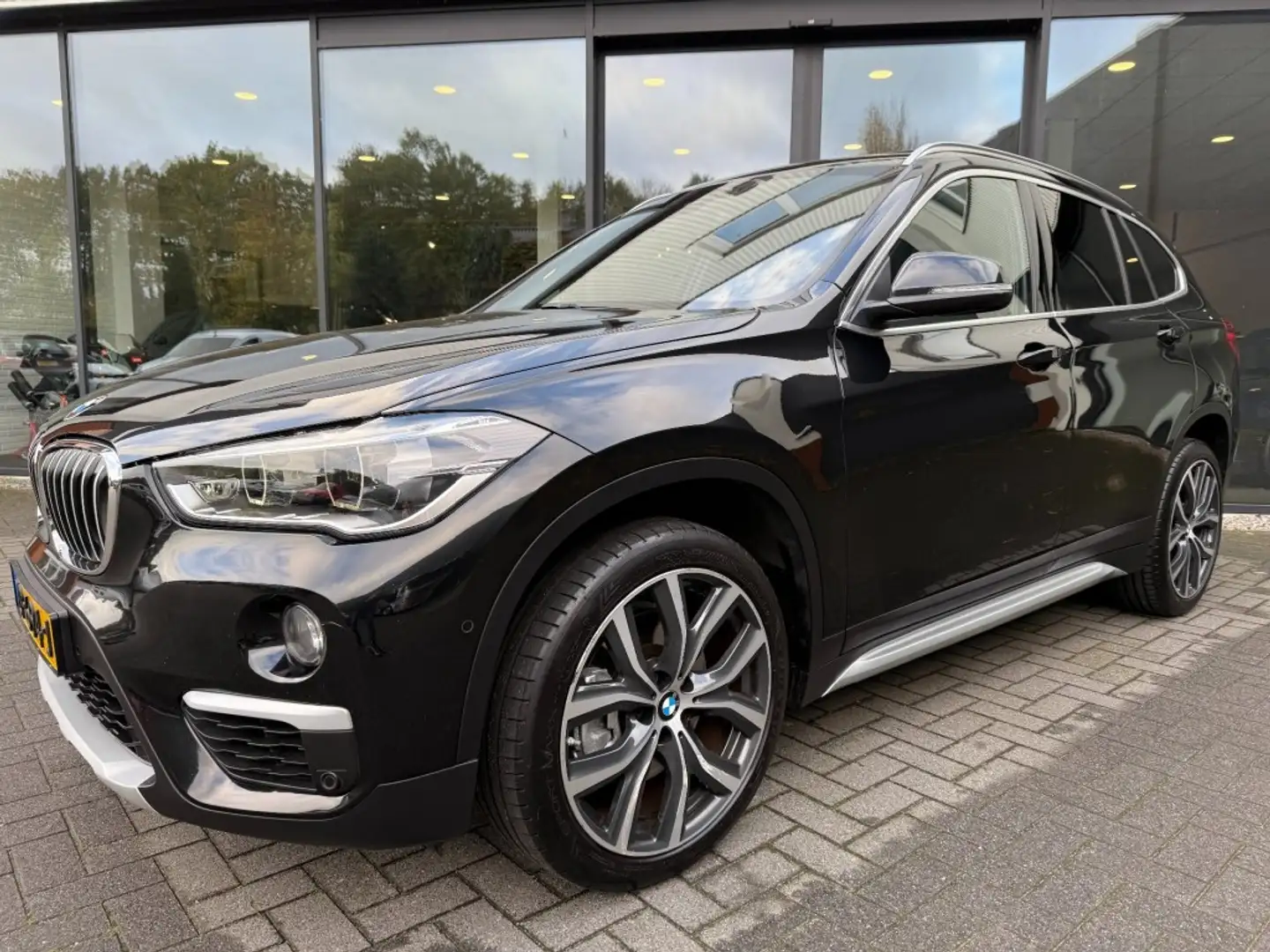 BMW X1 sDrive20i 192pk High Exe,Pano,LED,Sportleer,HUD,Na Noir - 2
