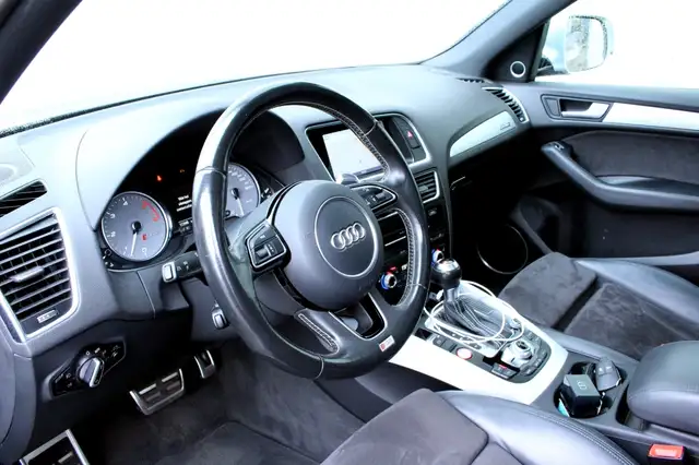 Audi Q5 view 11