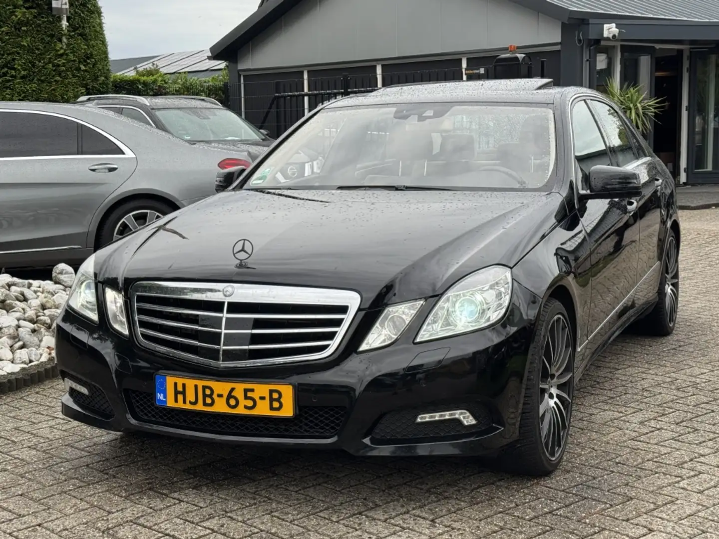 Mercedes-Benz E 500 E500 V8 Sedan Avantgarde Youngtimer Schuifdak Schwarz - 1