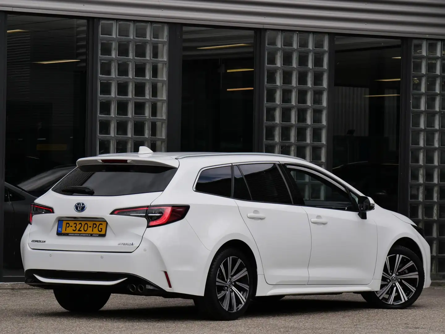 Toyota Corolla Touring Sports 2.0 HYBRID BUSINESS PLUS/ PDC V+A Wit - 2