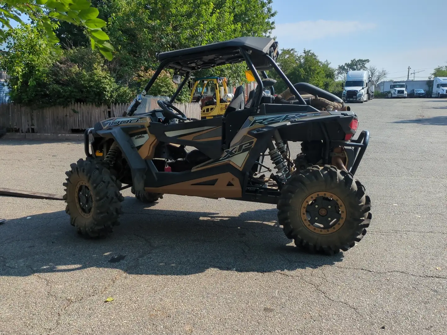 Polaris RZR XP 1000 Trails and Rock Edition (Special Edition) Золотистый - 2
