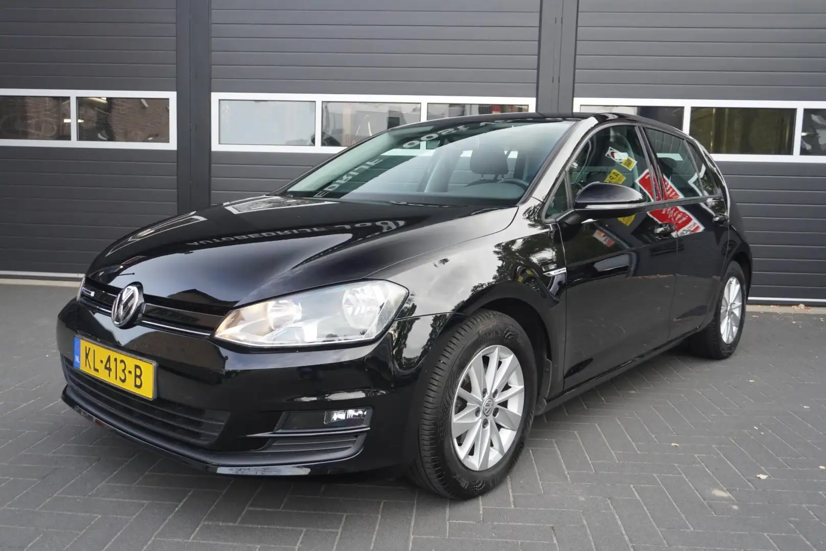 Volkswagen Golf 1.0 TSI Trendline Airco/Cruise/LM velgen Zwart - 1
