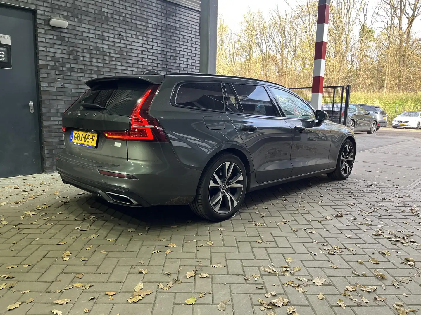 Volvo V60 T6 Recharge R-Design | ACC | Stoel+Stuurverwarming Grigio - 2