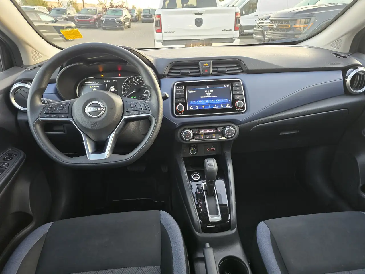 Nissan Versa снимка Nissan Versa