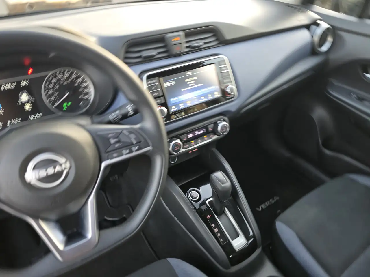 Nissan Versa снимка Nissan Versa