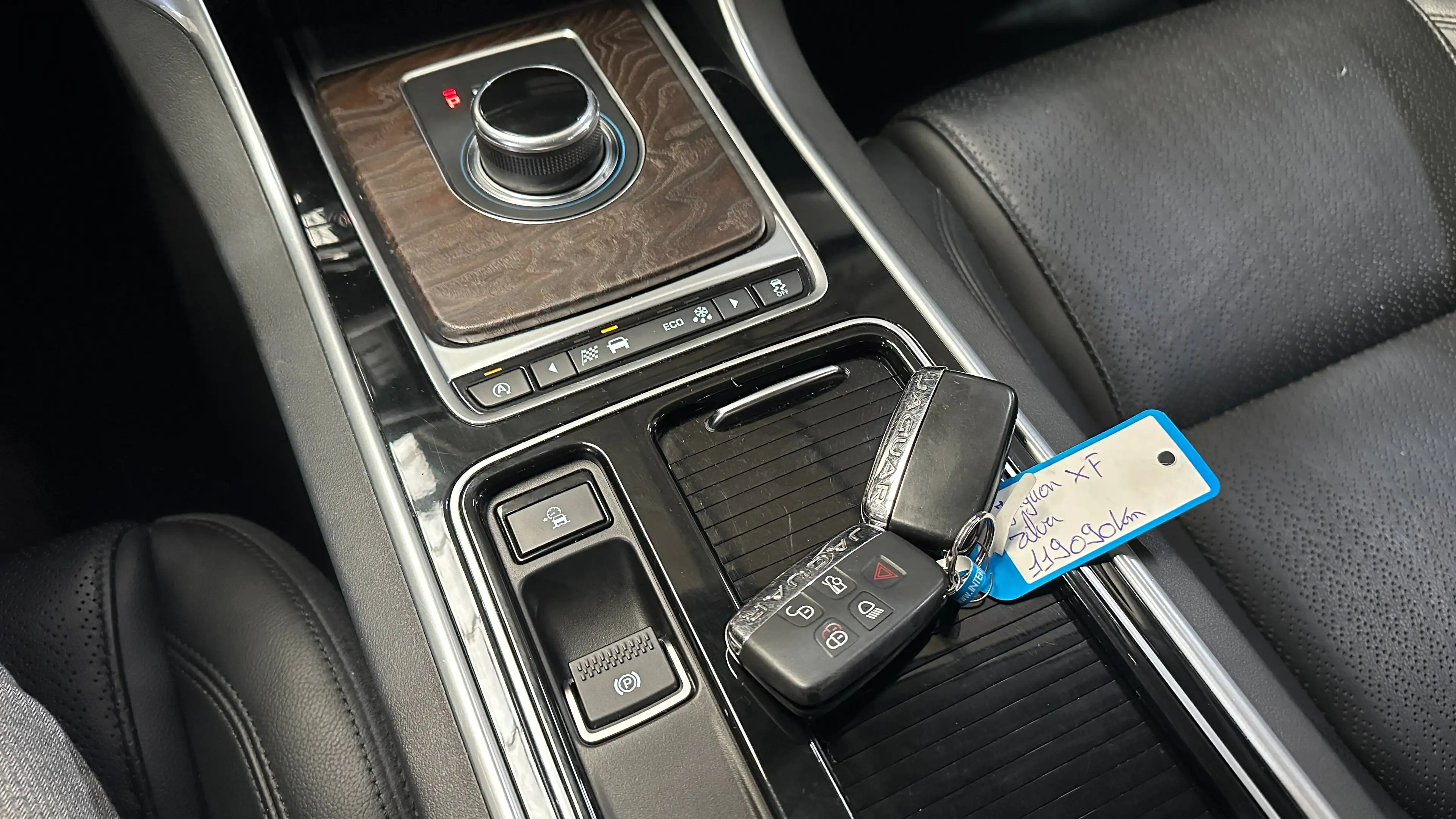 Jaguar XF XF 2.0 D E-Performance Prestige — photo 13