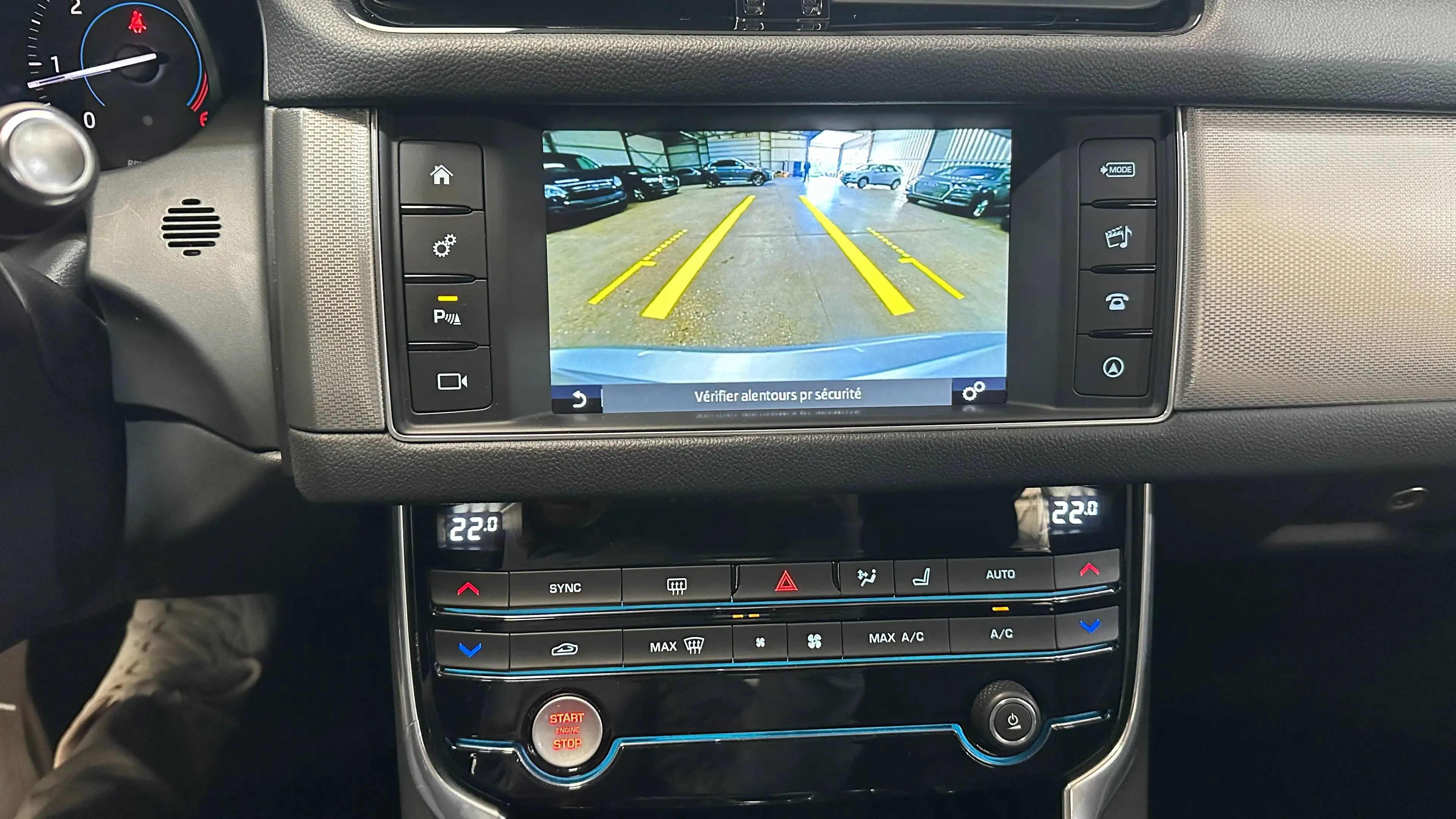 Jaguar XF XF 2.0 D E-Performance Prestige — photo 12
