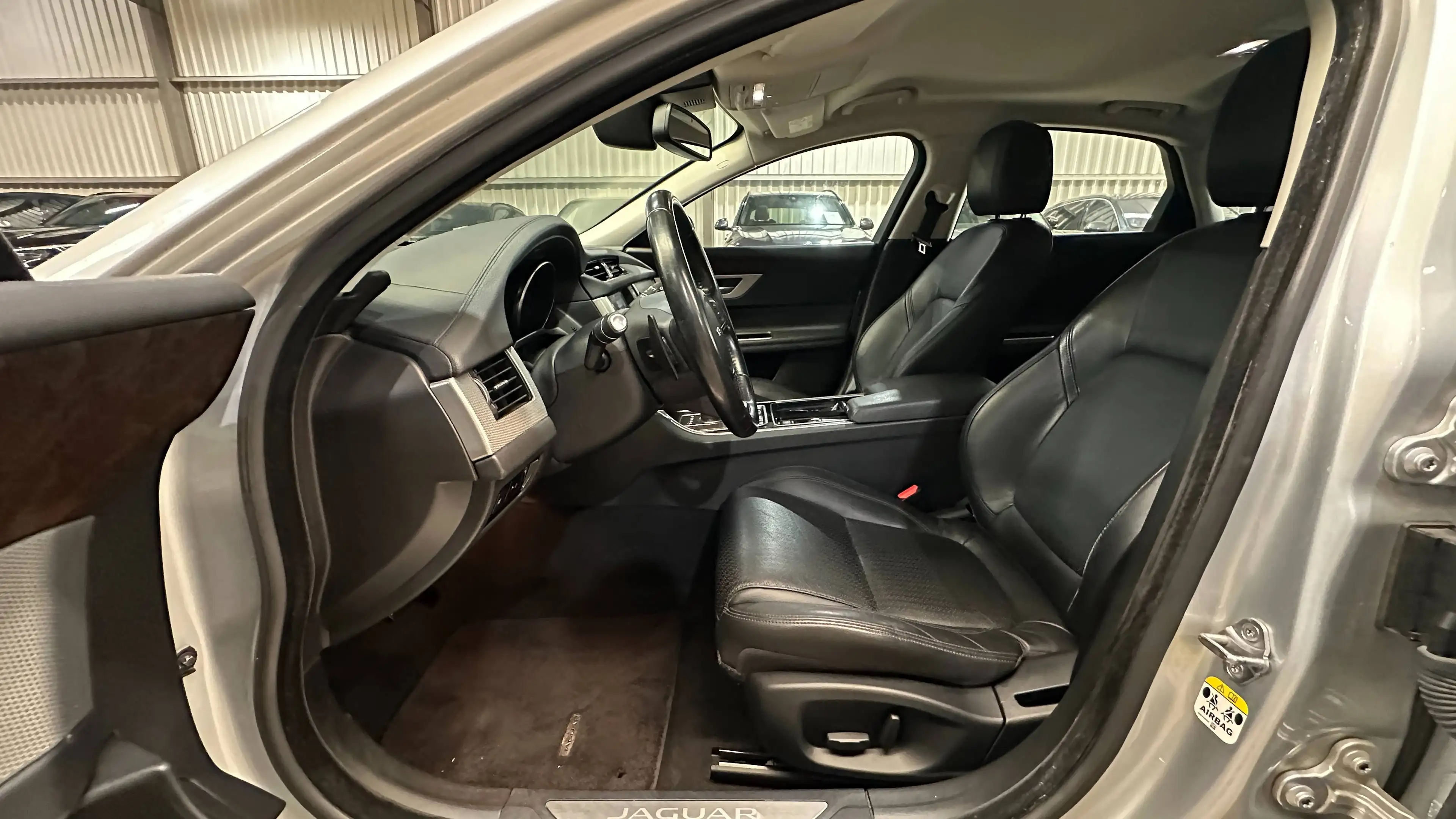 Jaguar XF XF 2.0 D E-Performance Prestige — photo 8