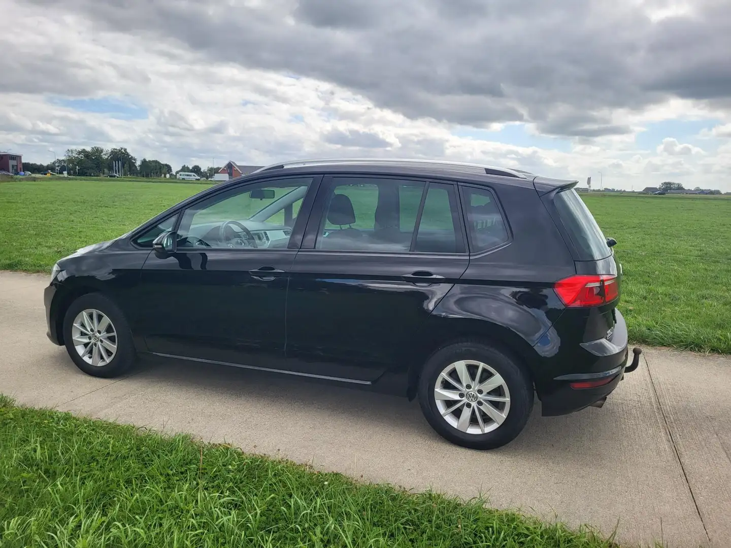 Volkswagen Golf Sportsvan 1.2 TSI Highline automaat trekhaak Noir - 2