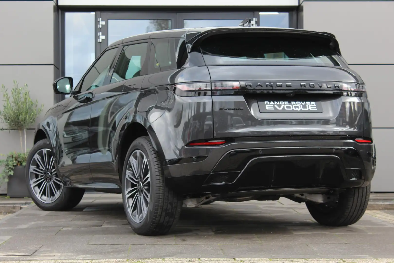 Land Rover Range Rover Evoque 1.5 P300e PHEV AWD Dynamic SE Modeljaar 2024 Grijs - 2