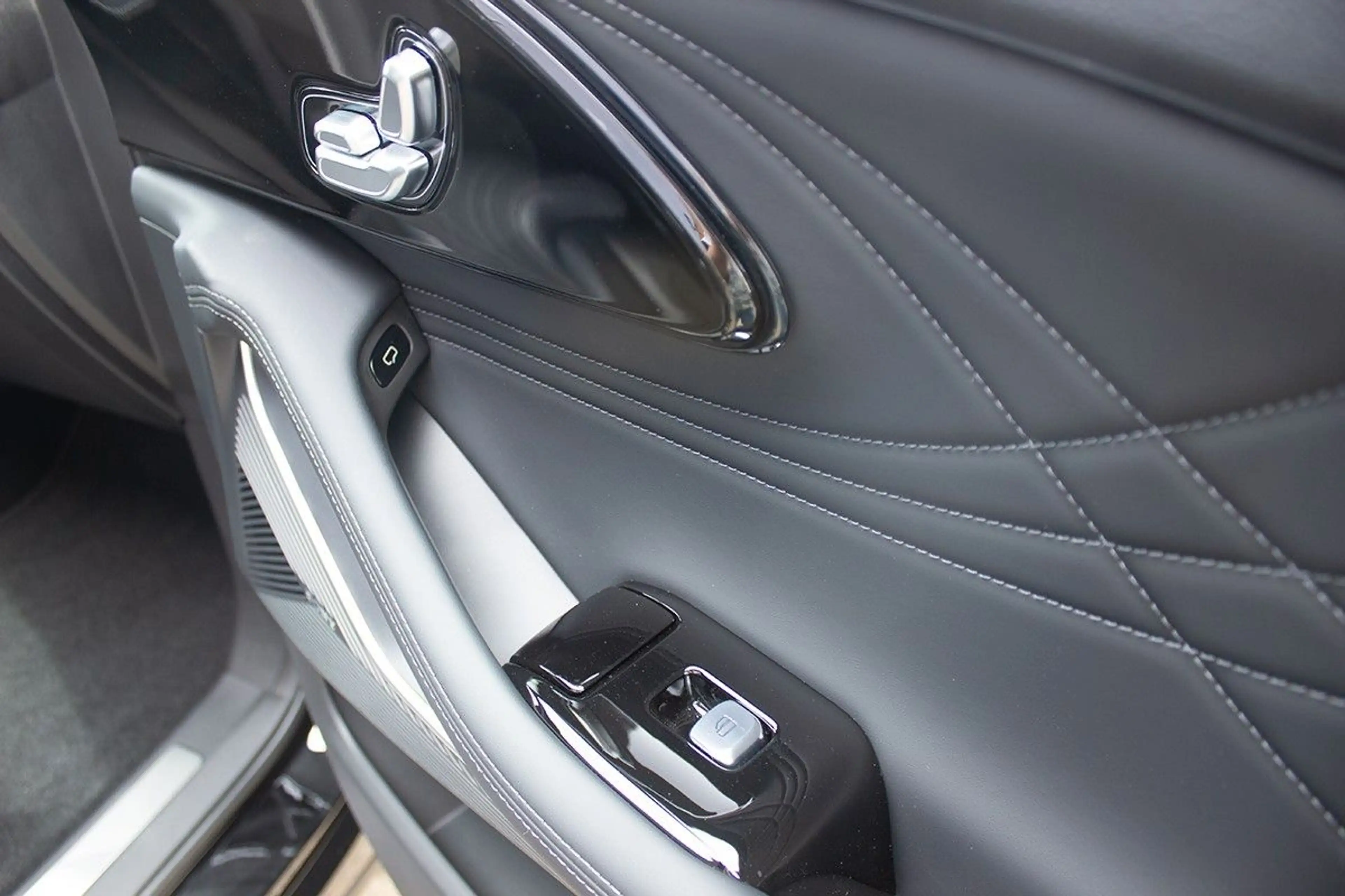 Omoda 9 1.5 TGDI PHEV 395 kW Exclusive HUD Leder Sony — photo 10
