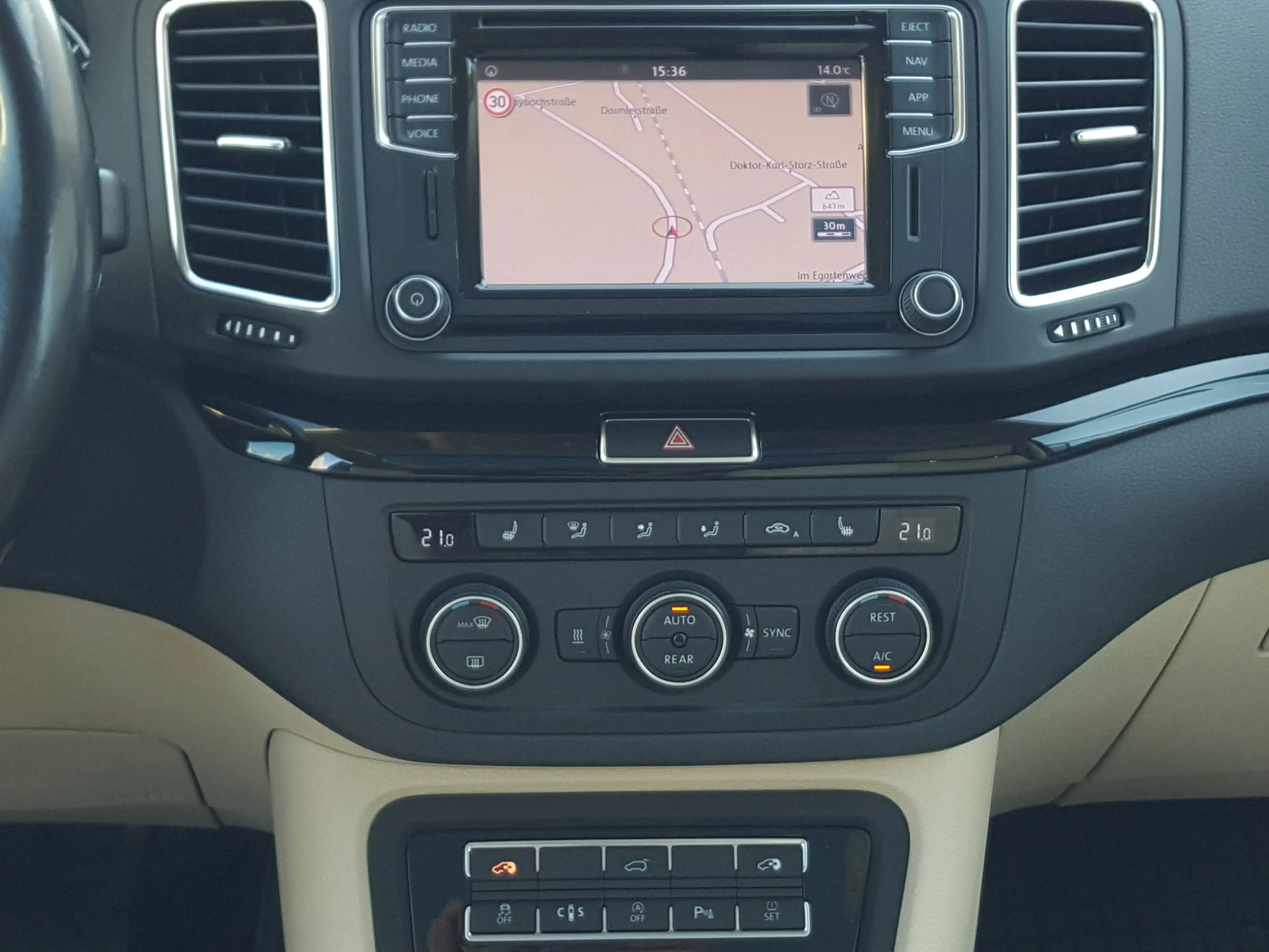 Volkswagen Sharan 2.0 TDI DSG Highline 7-Sitzer Stdhzg Pano ACC+TOT+SPUR AHK RFK — photo 13