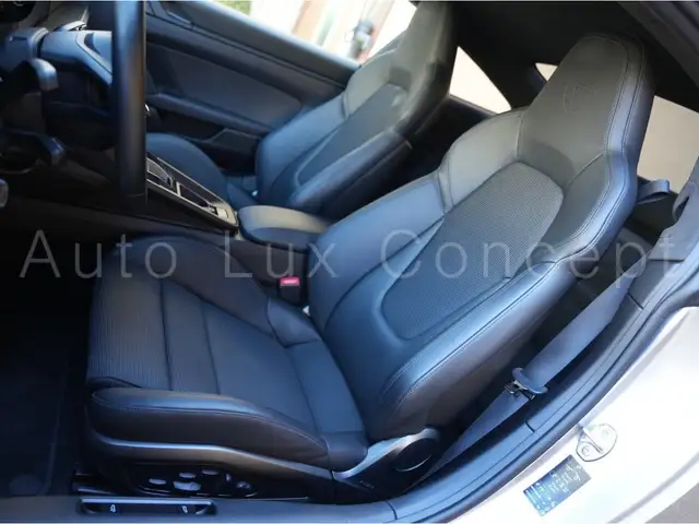 Porsche 911 view 7