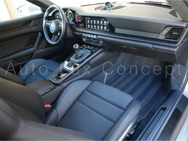 Porsche 911 view 6