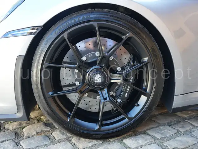 Porsche 911 view 11
