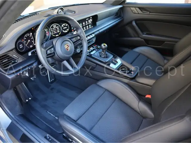 Porsche 911 view 5