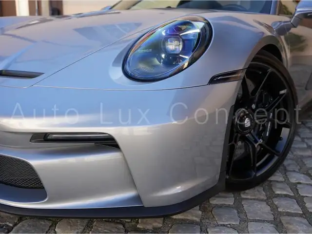 Porsche 911 view 9