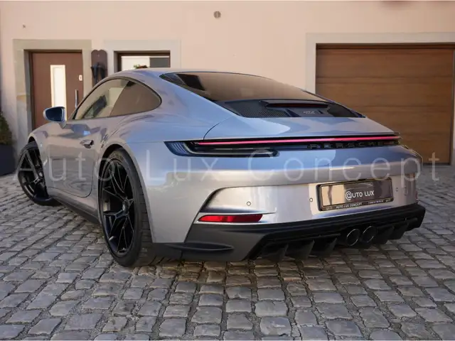Porsche 911 view 4