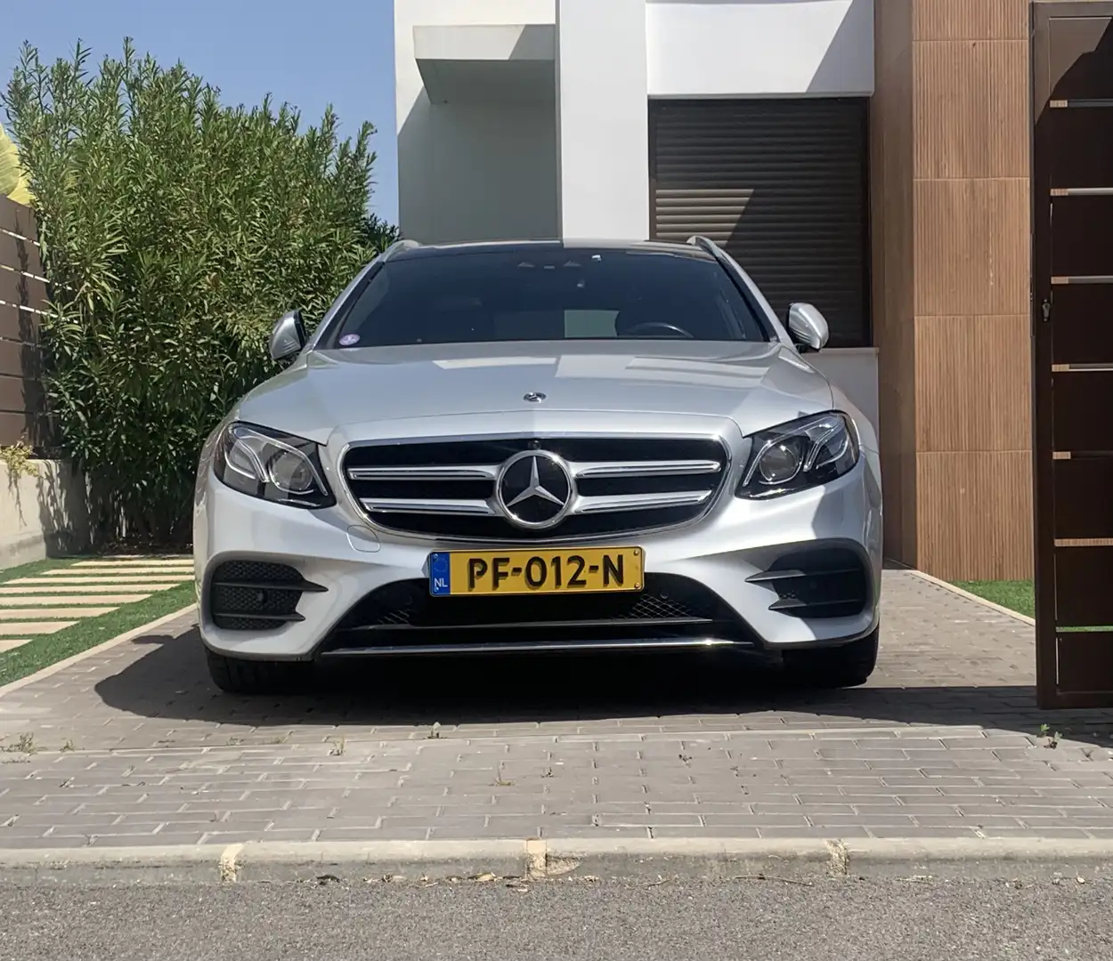 Mercedes-Benz E 250 Premium Plus Grijs - 1