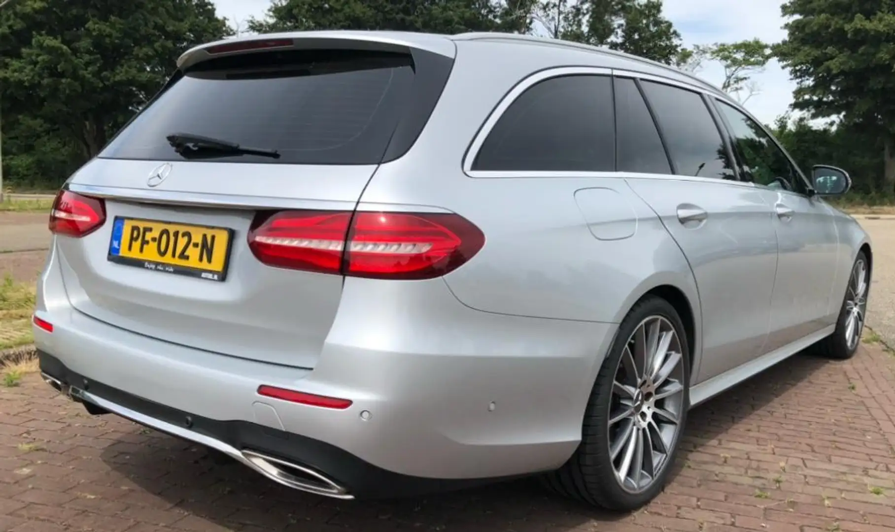 Mercedes-Benz E 250 Premium Plus Grijs - 2