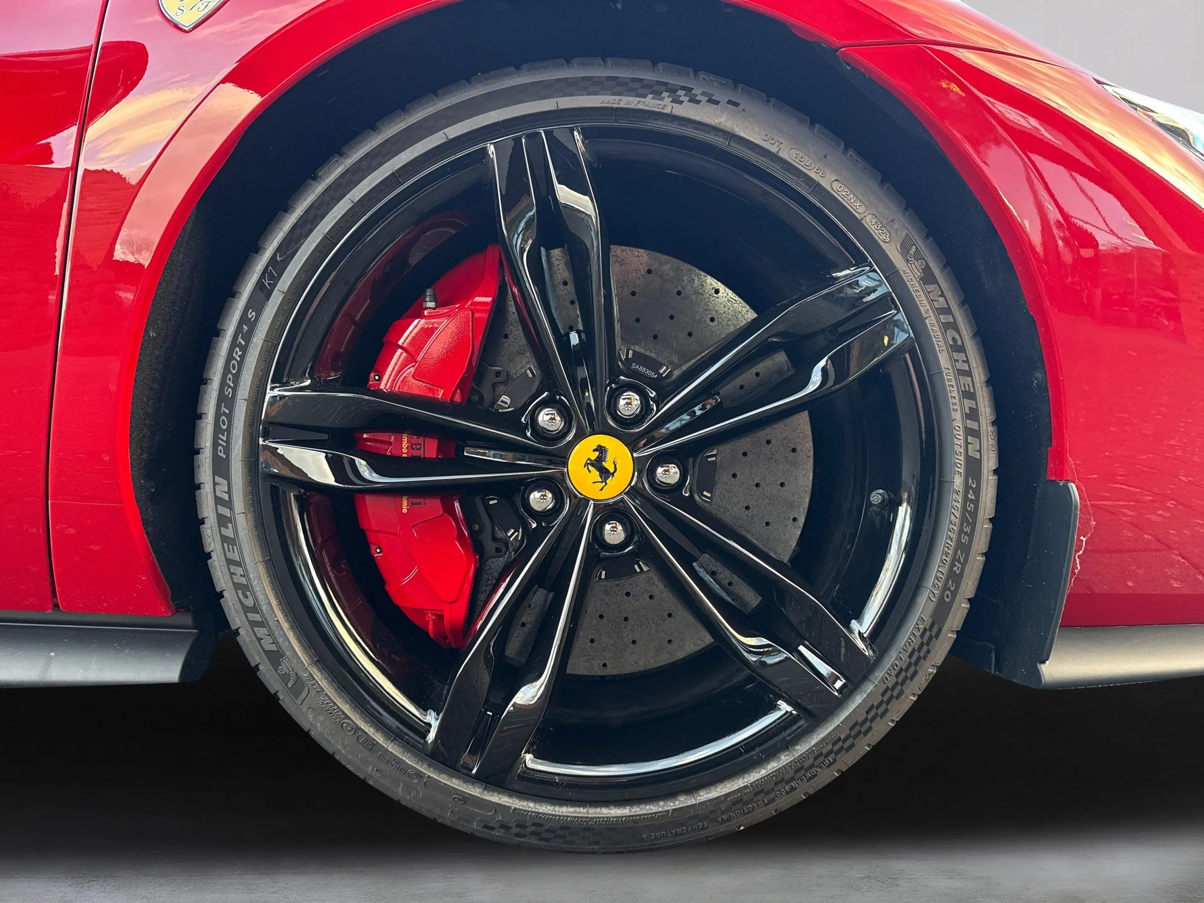 Ferrari 296 GTB *Embleme*Navi*PDC*Klima*Leder* — photo 12