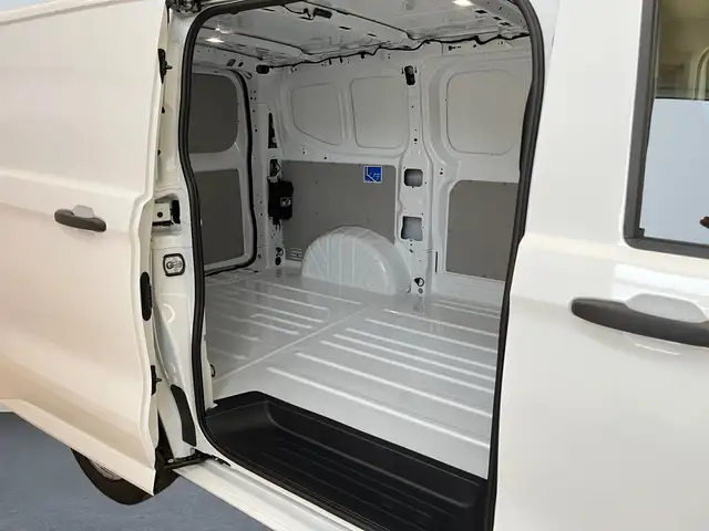 Volkswagen Transporter view 11