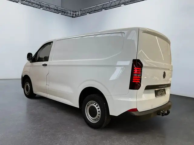 Volkswagen Transporter view 4