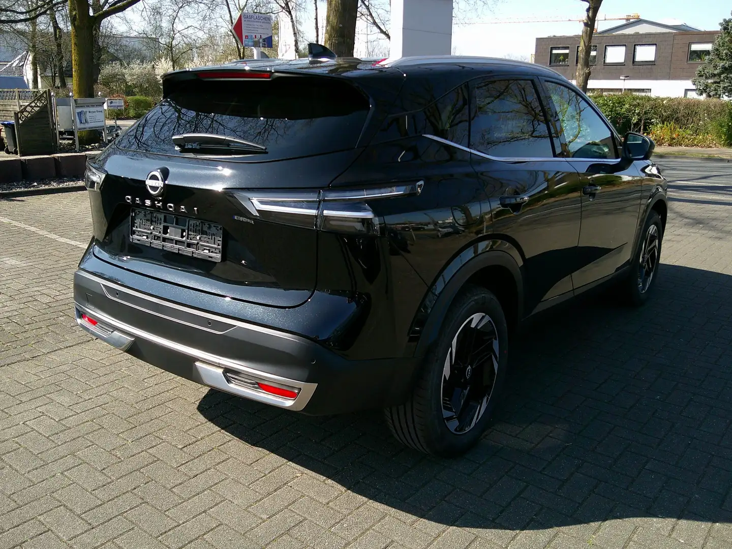 Nissan Qashqai 1,3 DIG-T MHEV 140 PS 4x2 N-Conn Winter Komfort Schwarz - 2