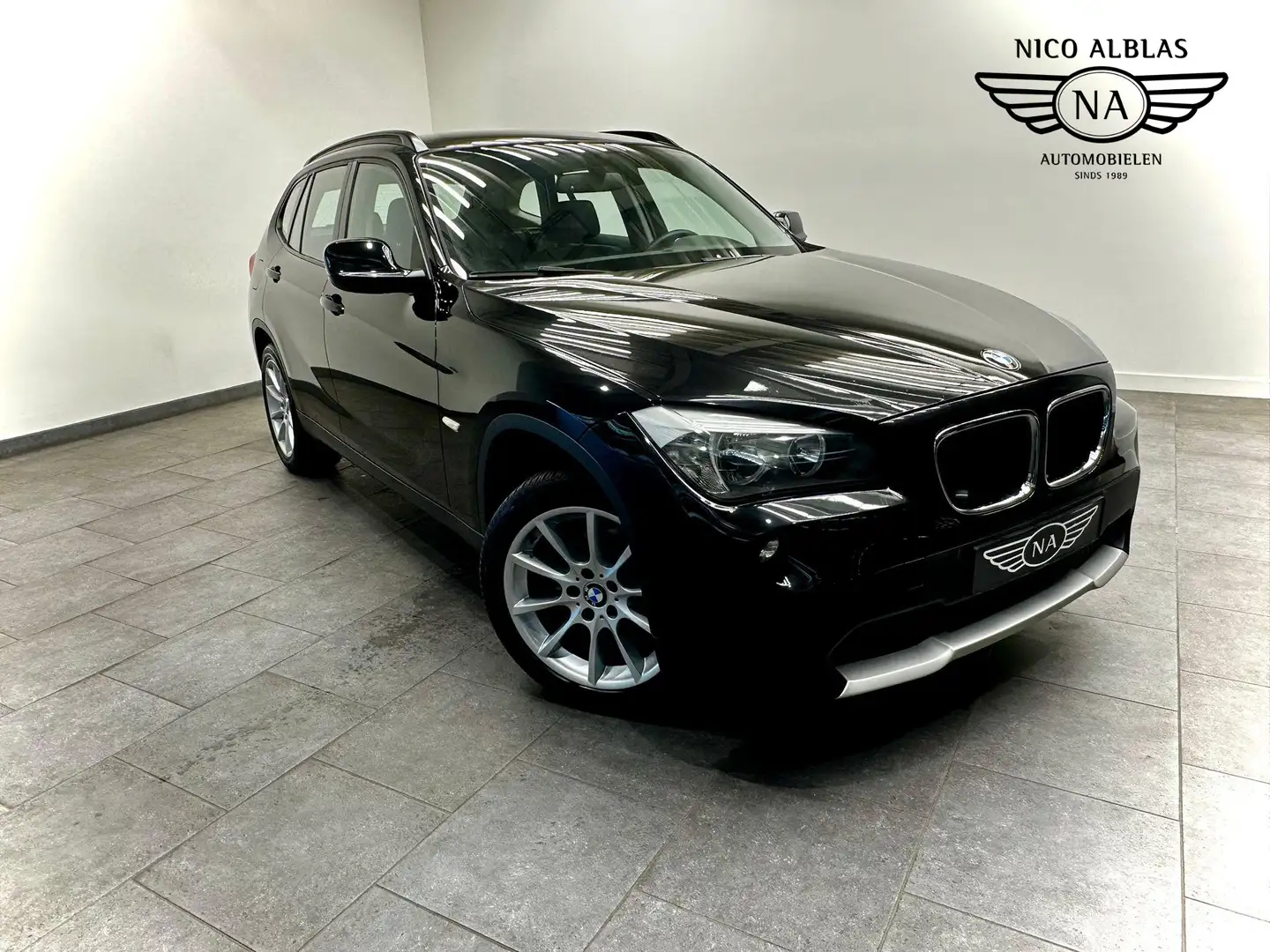 BMW X1 sDrive18i Executive Schwarz - 1