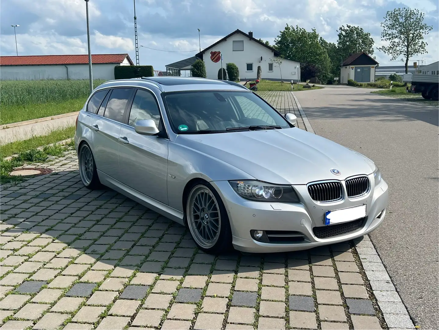BMW 330 330d DPF Touring Aut. Edition Sport xDrive Silber - 1