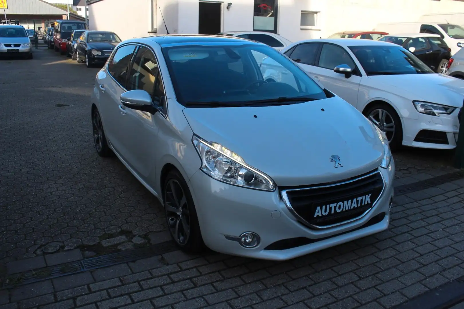 Peugeot 208 Allure/2.HD/LED/Panorama/Navi/S.Hzng/JBL Weiß - 2