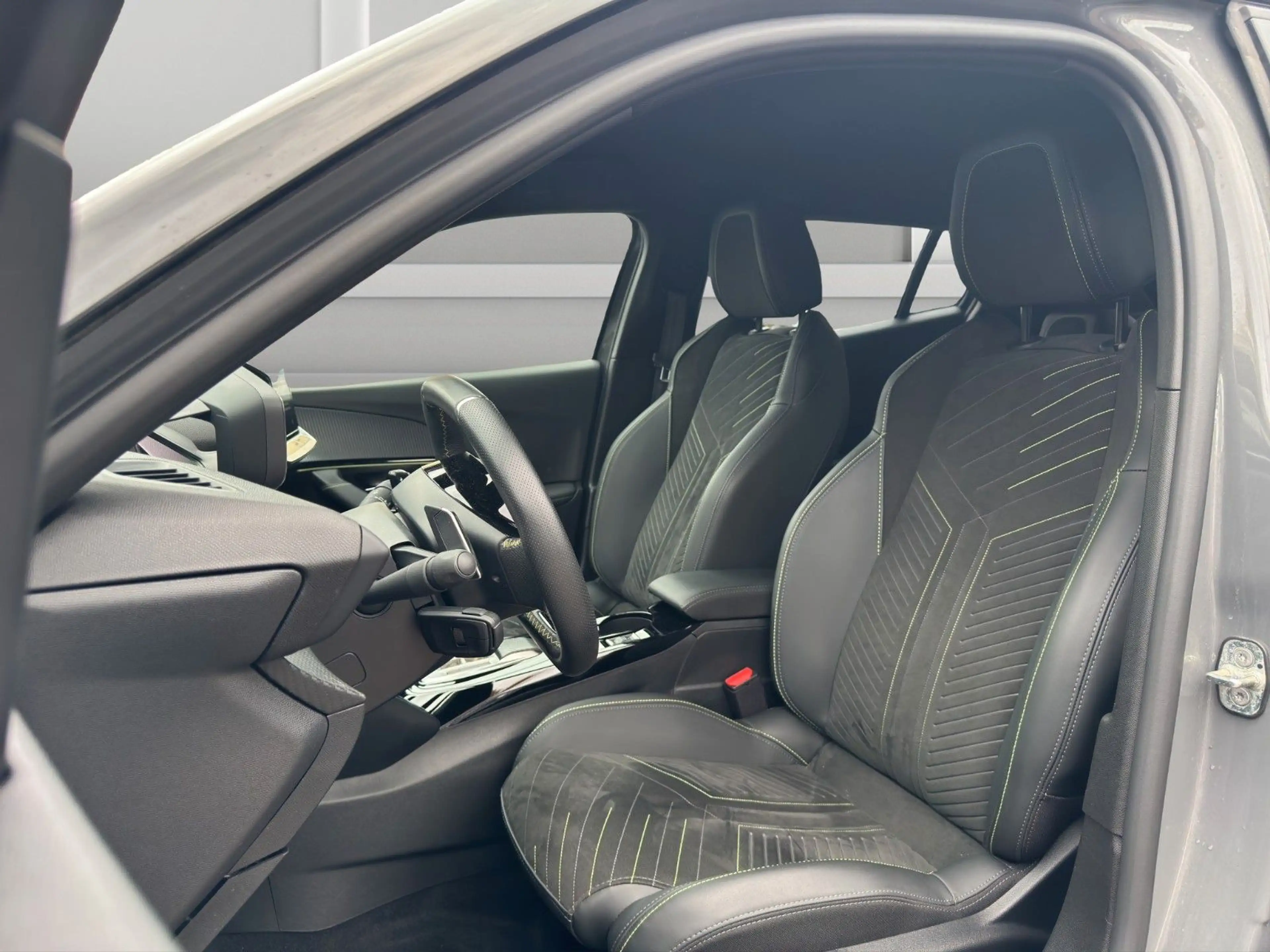 Peugeot 2008 GT Leder Navi CarPlay SHZ RFK LED ACC — photo 11