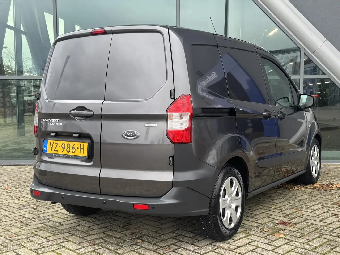 Ford Transit Courier 1.0 Trend 101pk Navigatie / Cruise Control / 1e Ei Grijs - 2