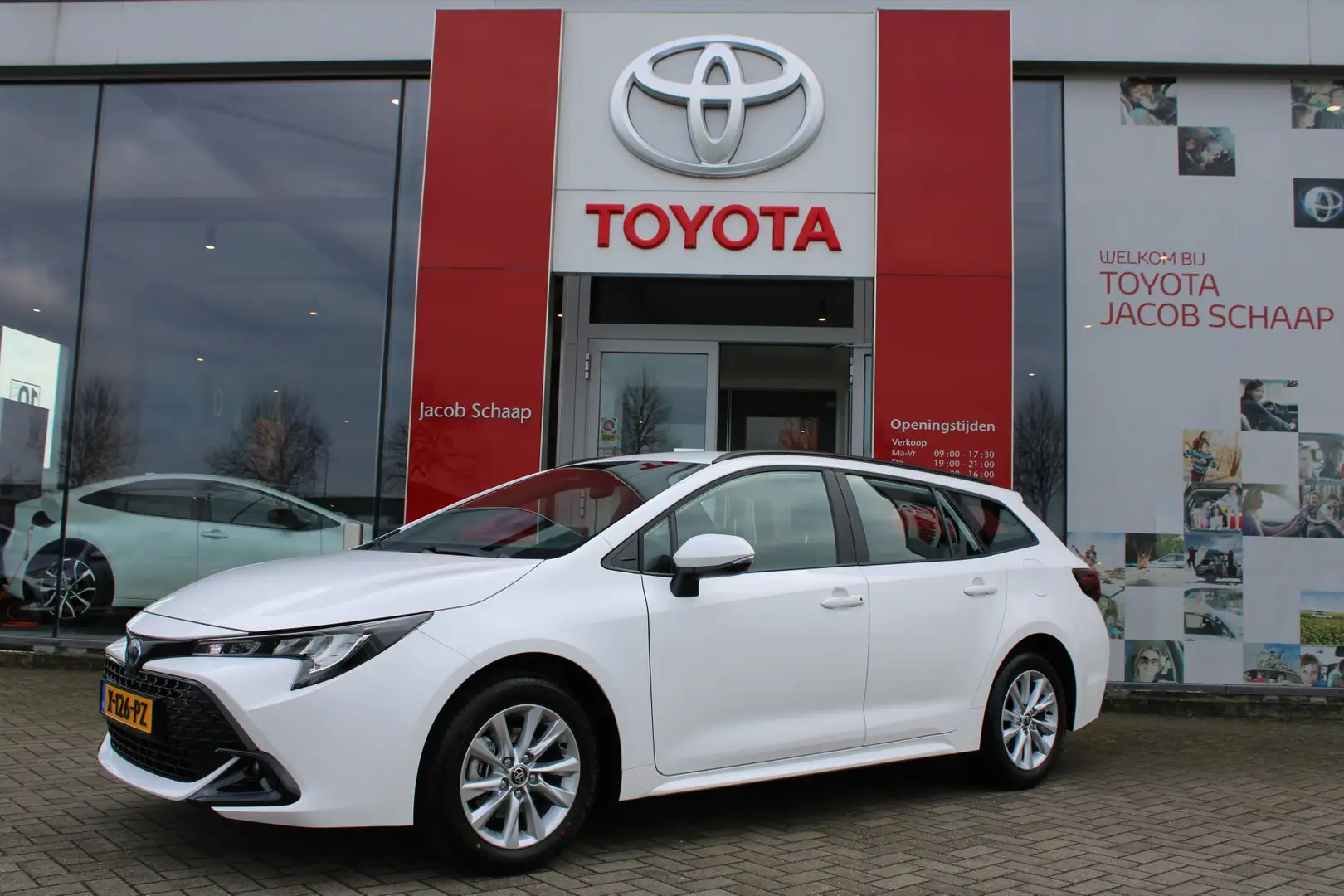Toyota Corolla Touring Sports 1.8 Hybrid Active Automaat 140pk | Wit - 1