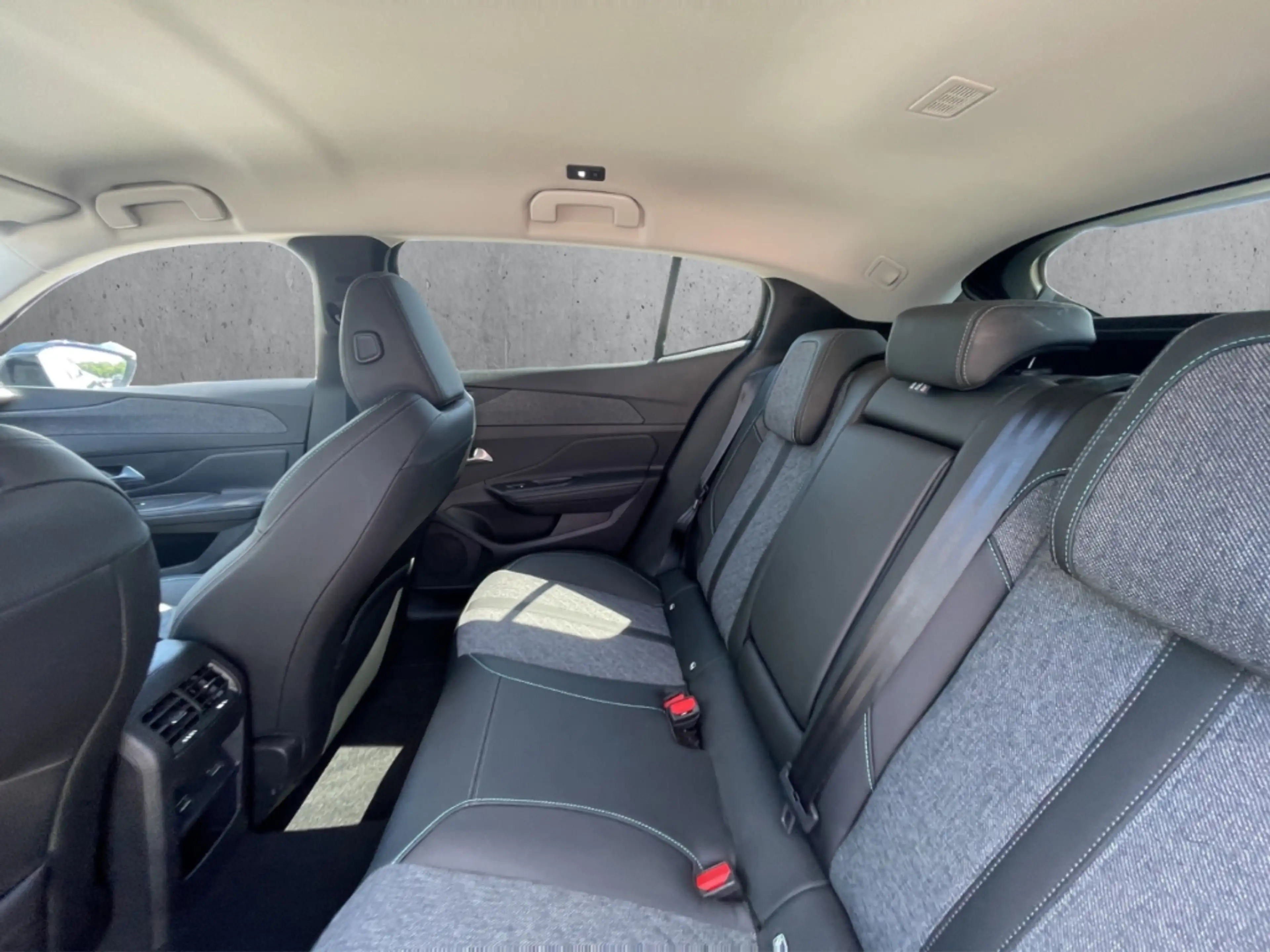 Peugeot 408 Allure PT 130 EAT8 AHK LED ACC Navi 360 Kamera App — photo 8