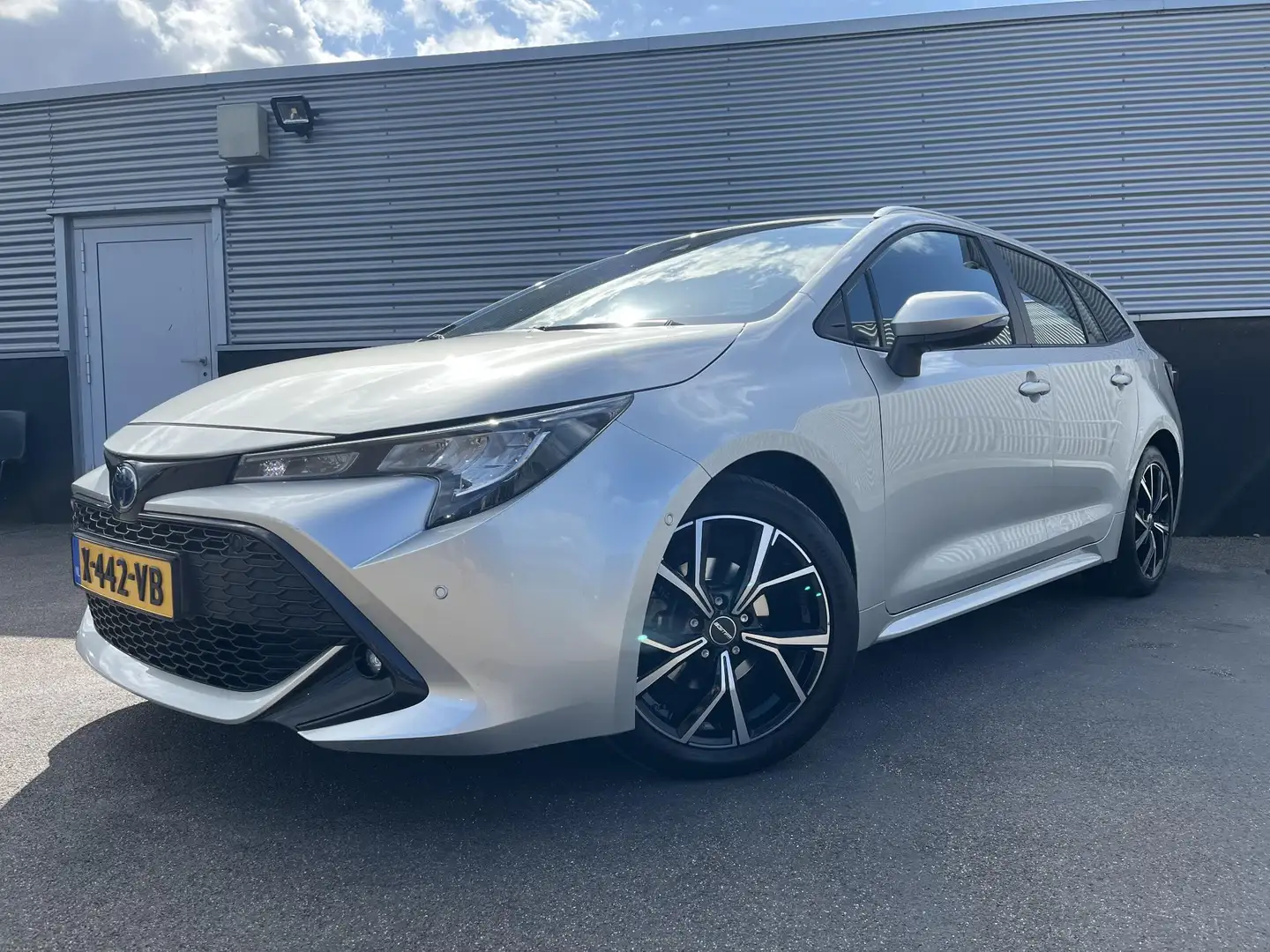 Toyota Corolla Touring Sports 1.8 Hybrid Dynamic Limited Navigati Grau - 2