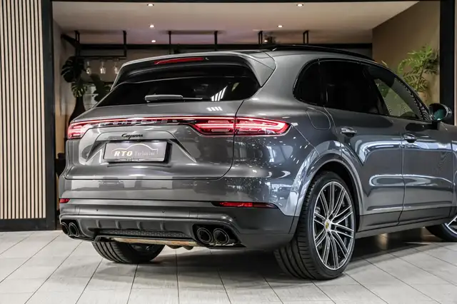 Porsche Cayenne view 12