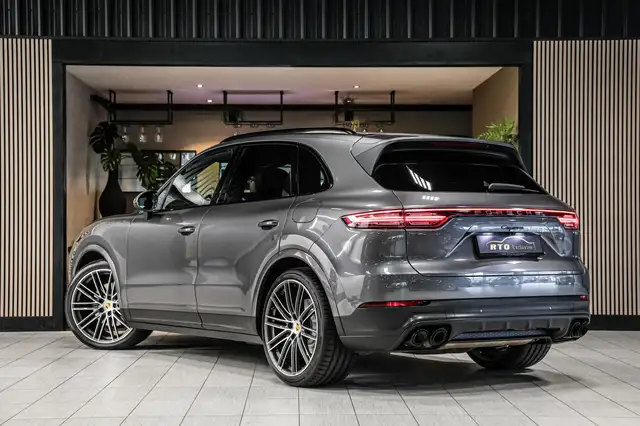 Porsche Cayenne view 3