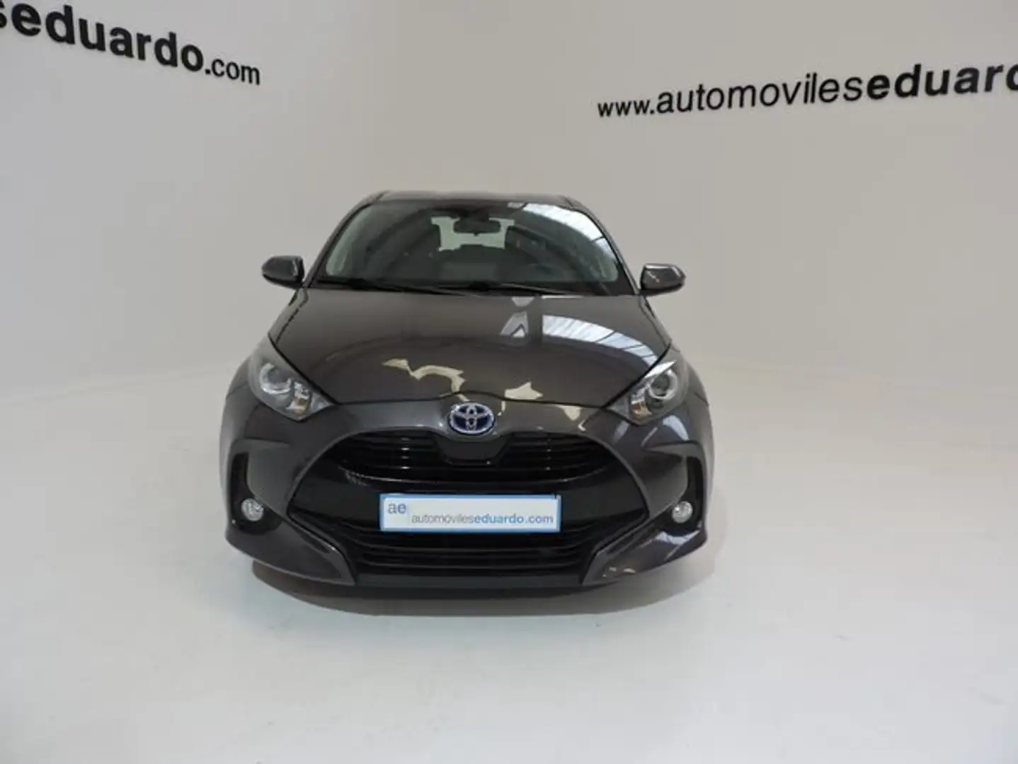 Toyota Yaris 5p 120H Active Tech Gris - 2